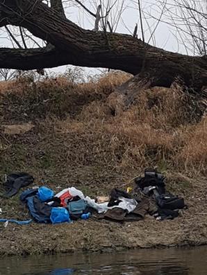 Nielegalni migranci z Turcji na dziecięcych dmuchańcach przepłynęli Bug