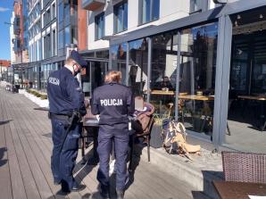 Kontrole lokali gastronomicznych – policjanci ujawniają przypadki łamania obostrzeń