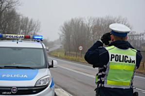 Policjanci z drogówki zatrzymali busa na niemieckich tablicach z nielegalnymi imigrantami z Syrii i Jemenu. Jechał od granicy z Litwą