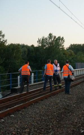 Pociąg potrącił trzy osoby. Są w stanie ciężkim