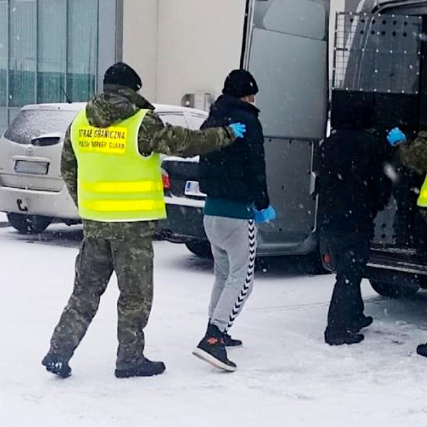 Nielegalni migranci z Turcji na dziecięcych dmuchańcach przepłynęli Bug