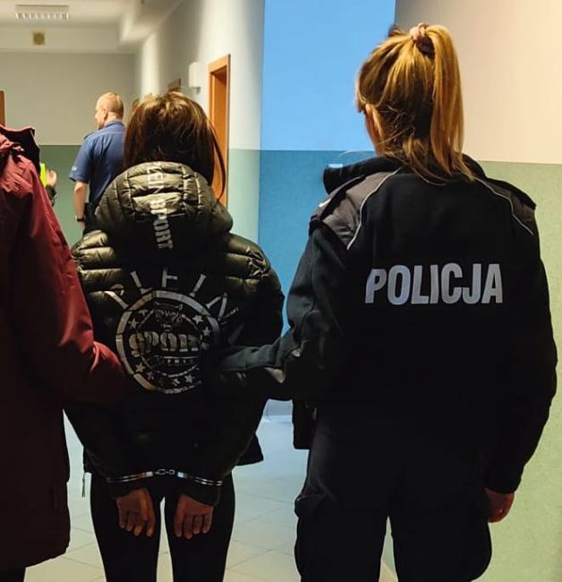 Zwolnili ją z pracy. To nic, wzięła na odchodne dwa plecaki i BMW